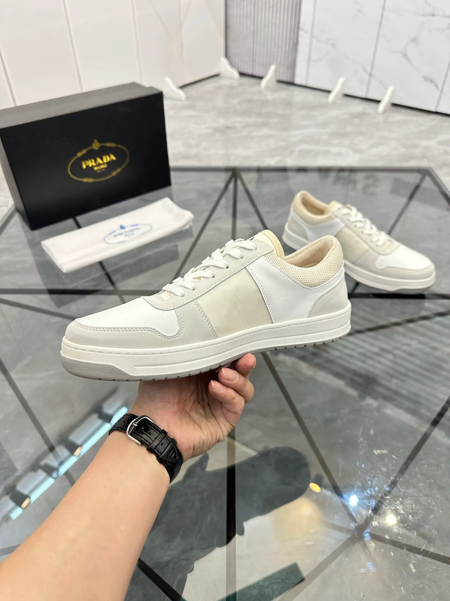 Men's shoes: 💰P420¥ Product trademark: Prada *"Prada*" low-top casual shoes Regular size: 38-44 (can be customized to 45) Product materials: imported cowhide upper with original fabric, breathable lining, original outsole. Number: 020